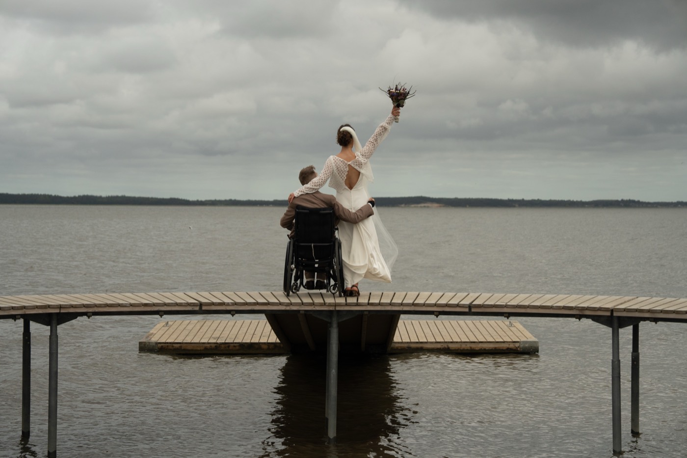 Anne og Torben på badebroen efter vielsen
